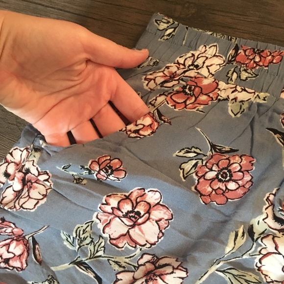 NWOT Cute cloth shorts with tie close! - Picture 3 of 5